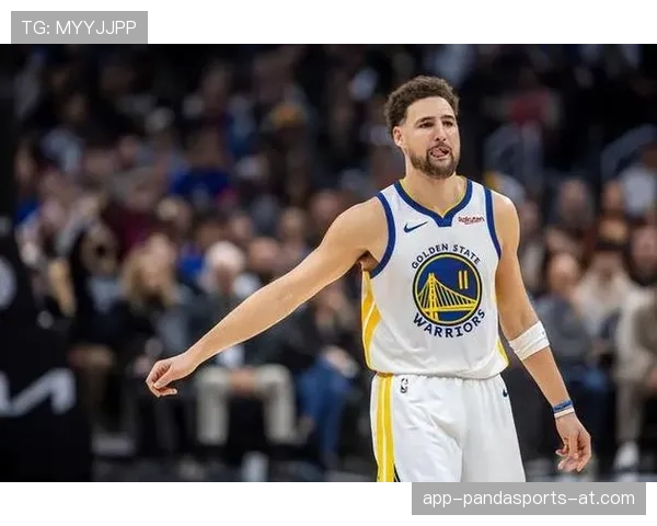 克莱通过频繁无球跑动制造掩护错位并主导了侧翼得分产出